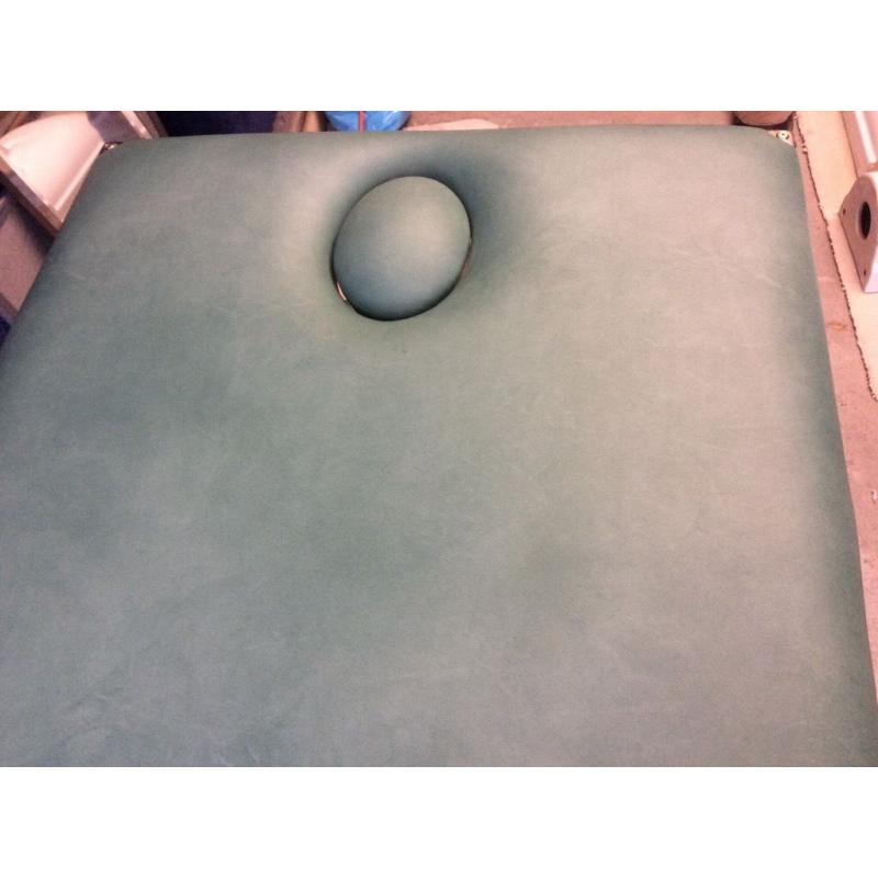 MASSAGE TABLE