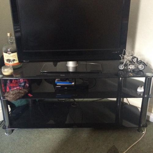 Black glass tv stand no marks or scuffs ! Will fit upto 50 inch tv