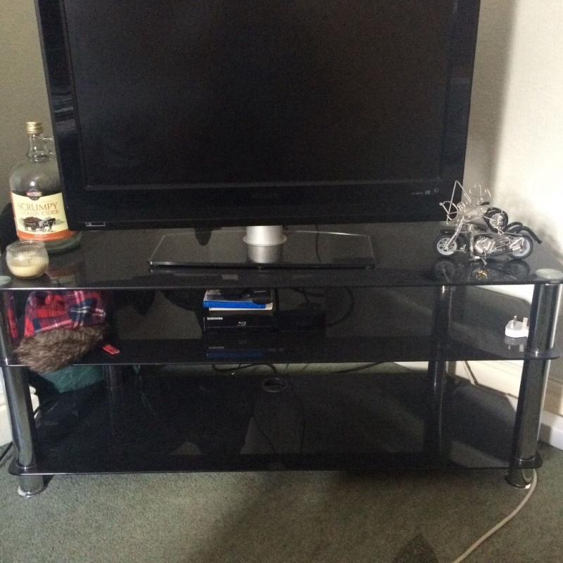 Black glass tv stand no marks or scuffs ! Will fit upto 50 inch tv