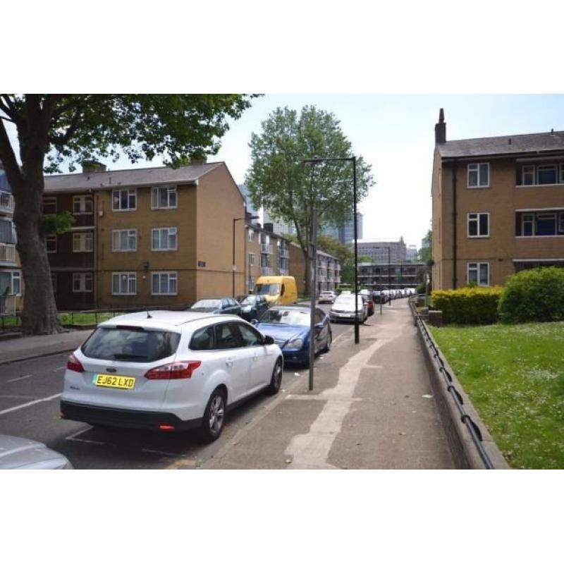 Fully furnished double room in shared accommodation for let in Poplar E14.