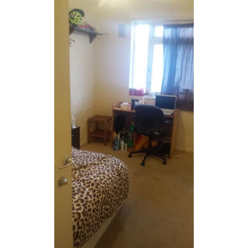 ONE DOUBLE ROOM TO LET IN MILE END