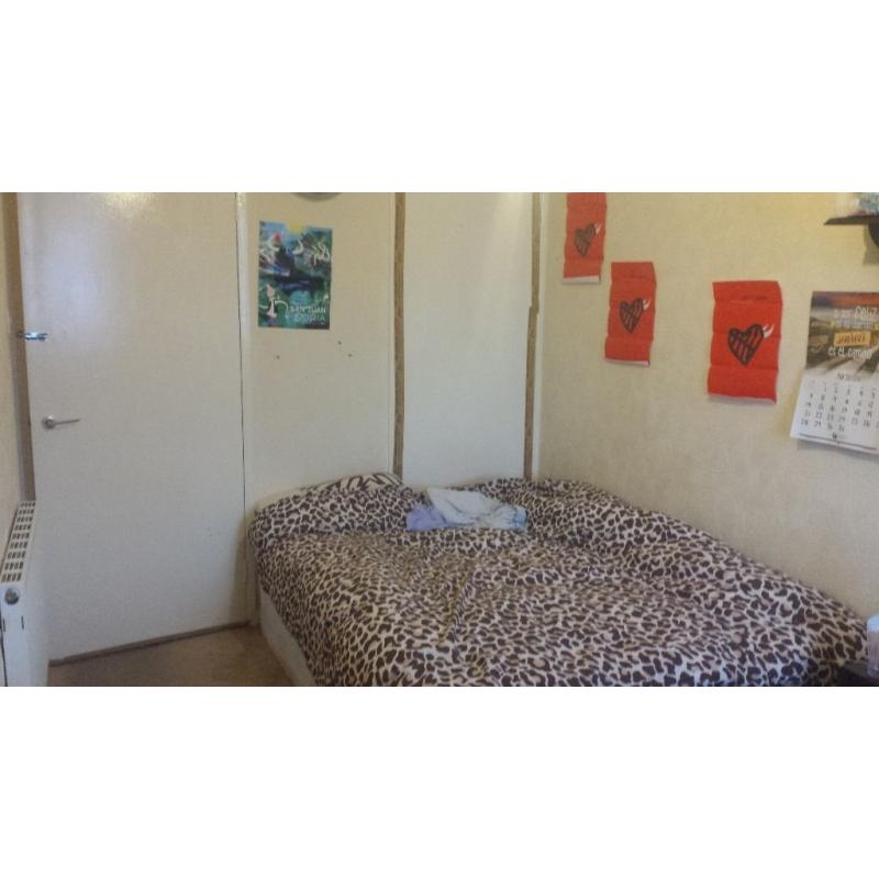 ONE DOUBLE ROOM TO LET IN MILE END