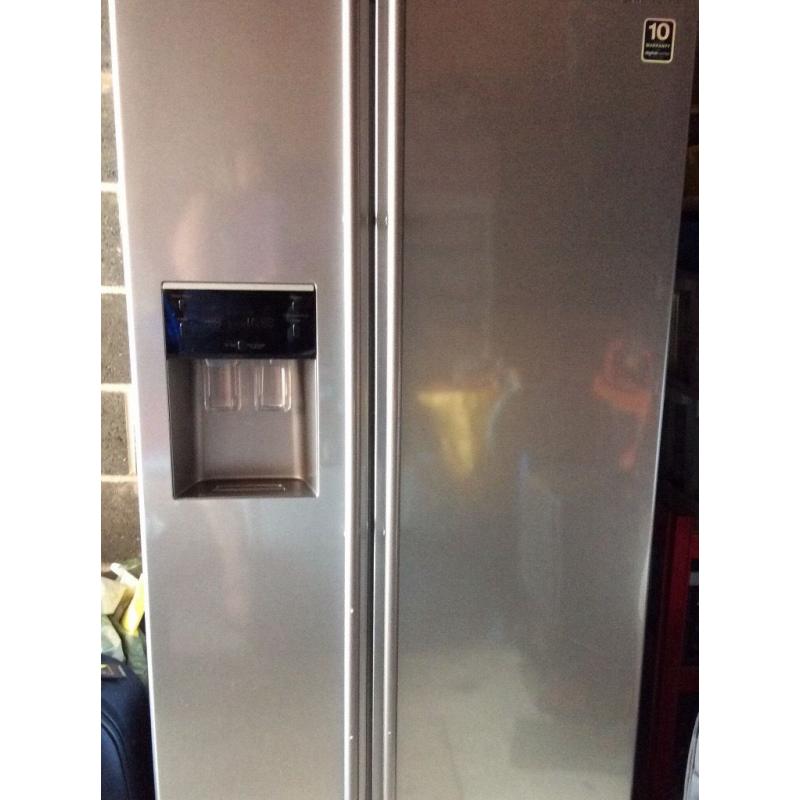 Samsung American fridge freezer with water and ice dispenser in very good condition