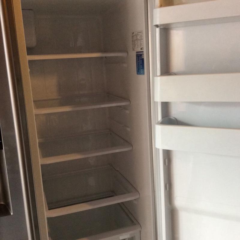 Samsung American fridge freezer with water and ice dispenser in very good condition