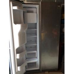 Samsung American fridge freezer with water and ice dispenser in very good condition