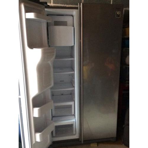 Samsung American fridge freezer with water and ice dispenser in very good condition