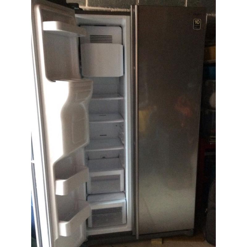 Samsung American fridge freezer with water and ice dispenser in very good condition