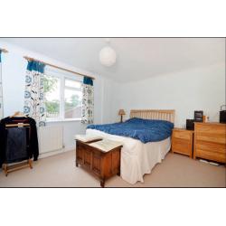 Bright and spacious room with en - suite Teddington