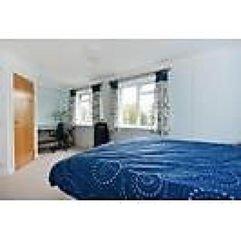 Bright and spacious room with en - suite Teddington