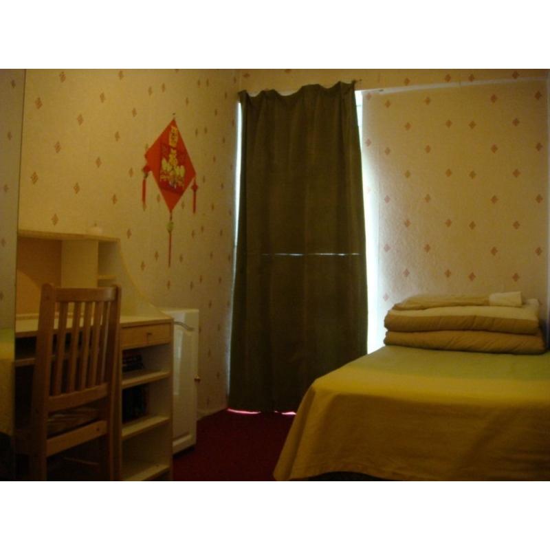 Very nice and big Single room near Canada Water Station and Surrey Quays