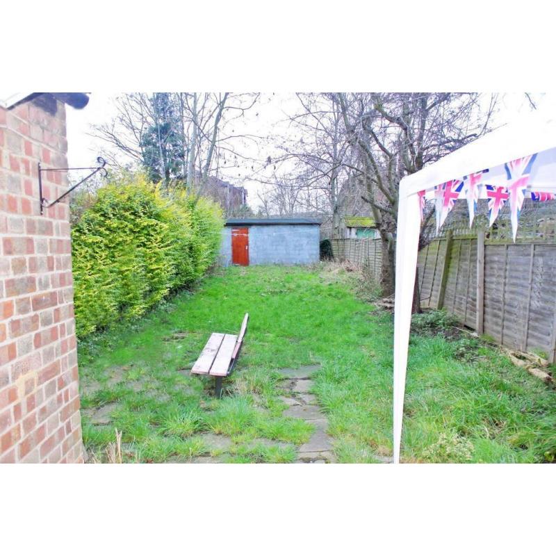 ONE WEEK DEPOSIT !! Lovely double room in East Acton!