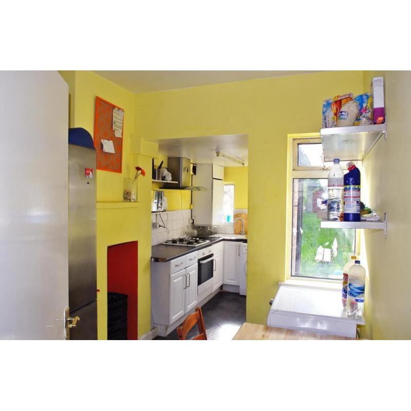 ONE WEEK DEPOSIT !! Lovely double room in East Acton!