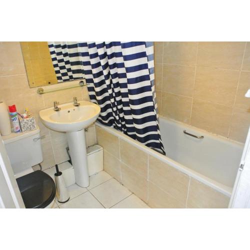 Nice double room close to Notting Hill area in a newly refurbished house. All bills inc with Wi-Fi