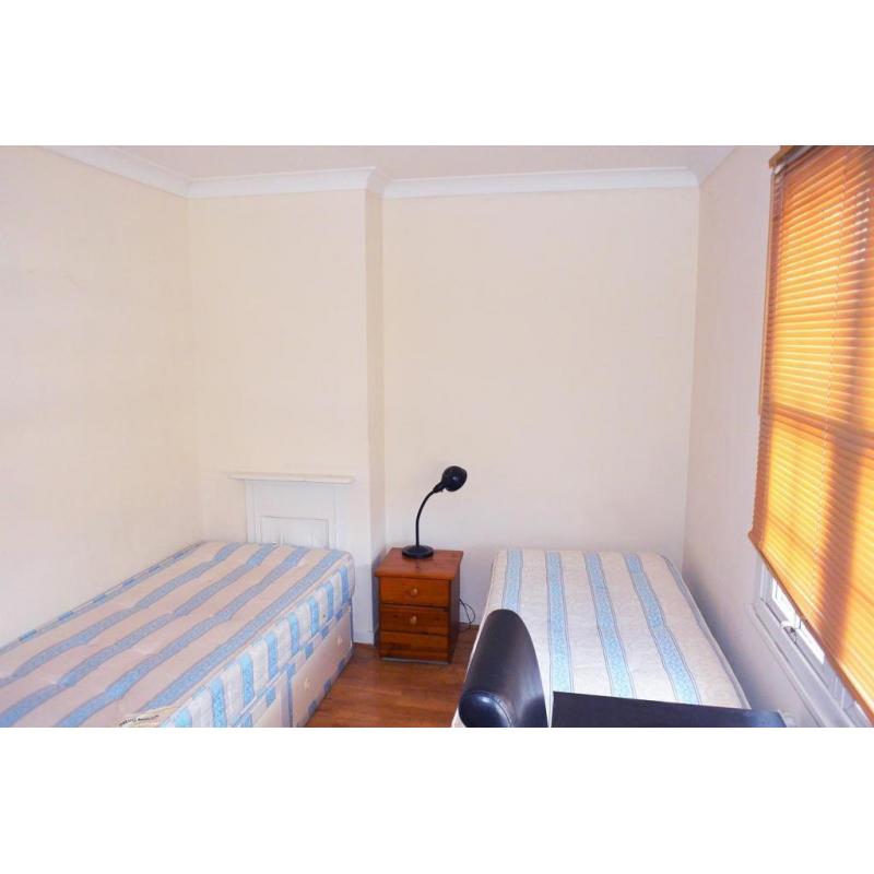 Nice double room close to Notting Hill area in a newly refurbished house. All bills inc with Wi-Fi