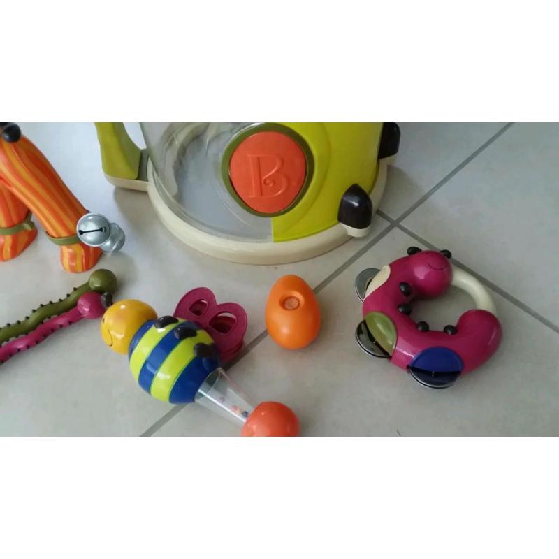 Toy drum and instrument set