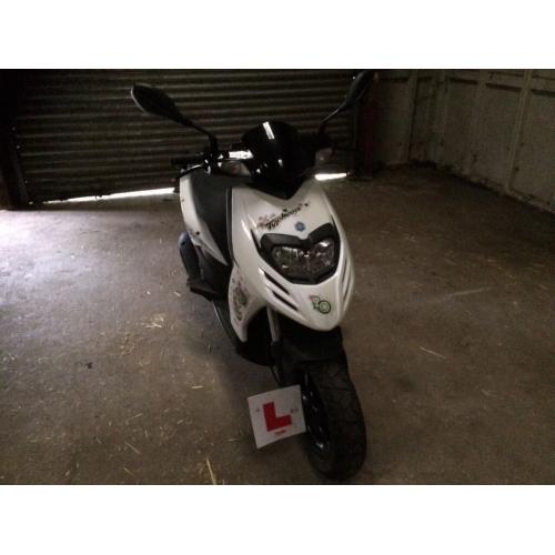 unique White piaggio typhoon 125cc