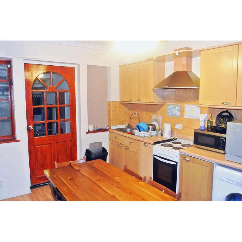 FANTASTIC DOUBLE ROOM IN ACTON - CLOSE TO TUBE - ALL BILLS INCLUDED *REDUCED RENT*