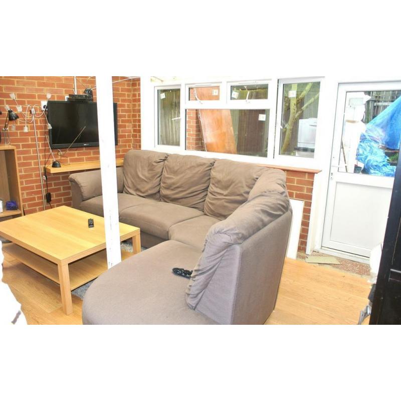 FANTASTIC DOUBLE ROOM IN ACTON - MOMENTS FROM TUBE - ALL BILLS INCLUDED - MUST SEE