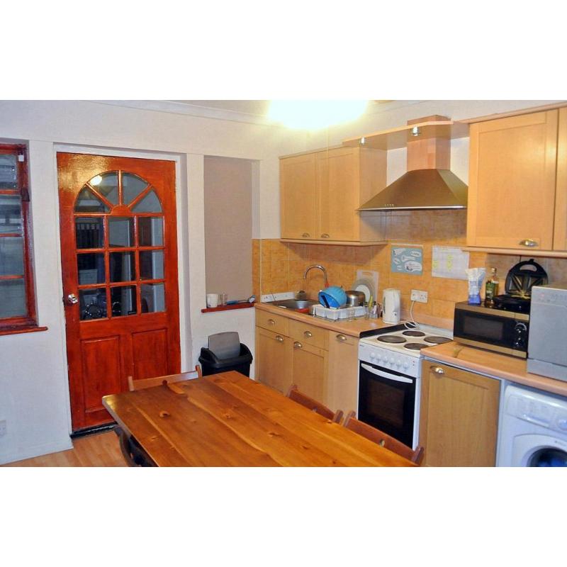 FANTASTIC DOUBLE ROOM IN ACTON - MOMENTS FROM TUBE - ALL BILLS INCLUDED - MUST SEE