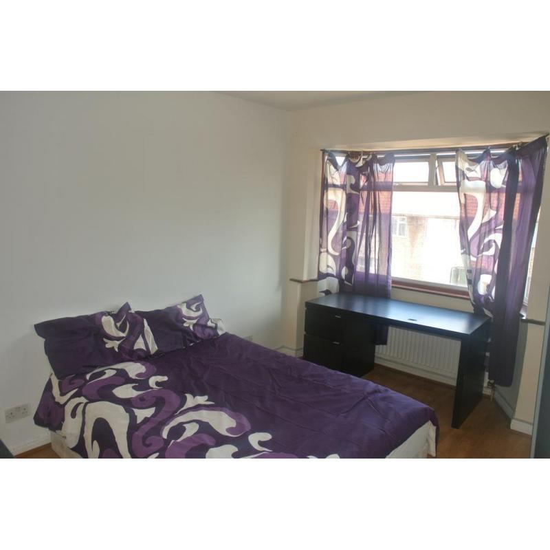 FANTASTIC DOUBLE ROOM IN ACTON - MOMENTS FROM TUBE - ALL BILLS INCLUDED - MUST SEE