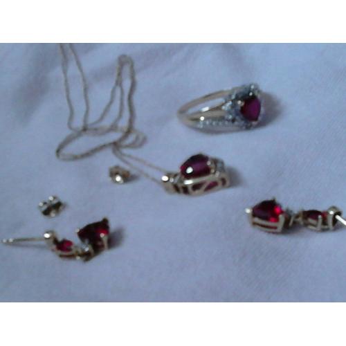 STUNNING 9CT GOLD SET COMPRISING RING, EARRINGS AND NECKLACE WITH PENDANT