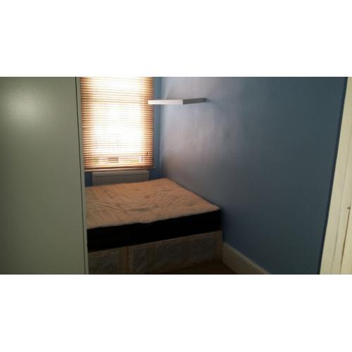 ONLY FOR ONE PERSON Nice and cozy Double room available Manor Park Wanstead