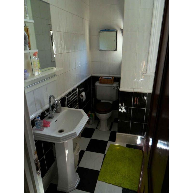 ONLY FOR ONE PERSON Nice and cozy Double room available Manor Park Wanstead