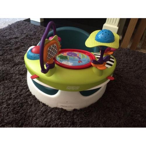 Mamas ans papas snug seat with play tray