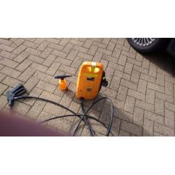 HALFORDS POWER WASHER COMPLETE WITH FOAM BOTTLE