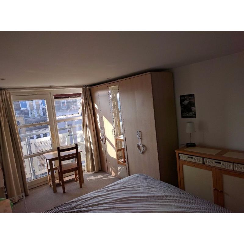 Spacious double room with ensuite available