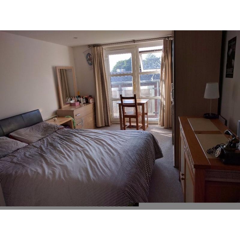 Spacious double room with ensuite available