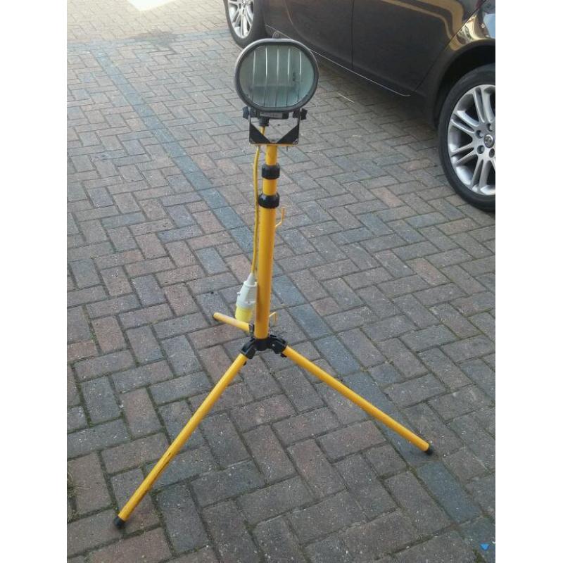 110v adjustable work light with extra lamps