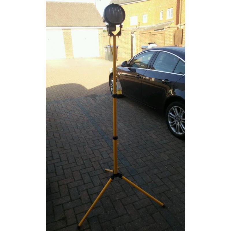 110v adjustable work light with extra lamps