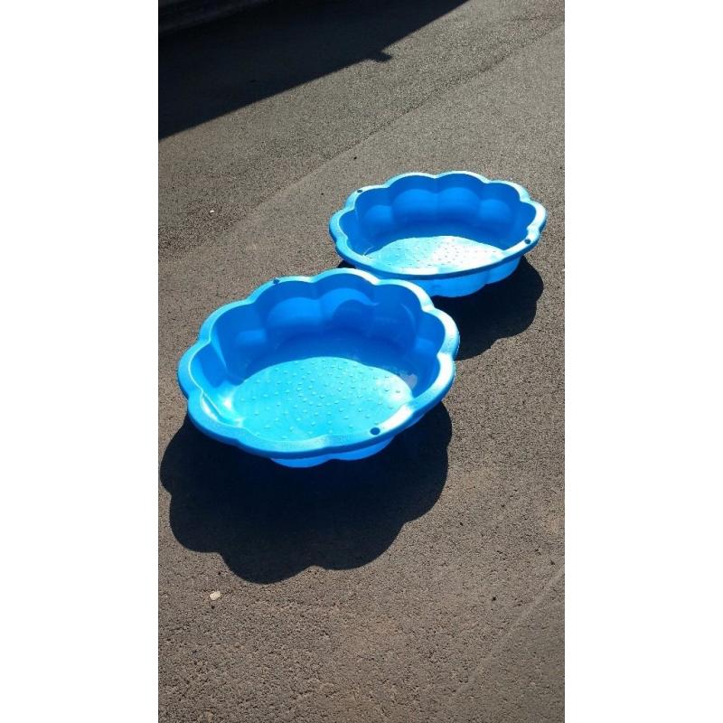 2 plastic paddling / sand pit