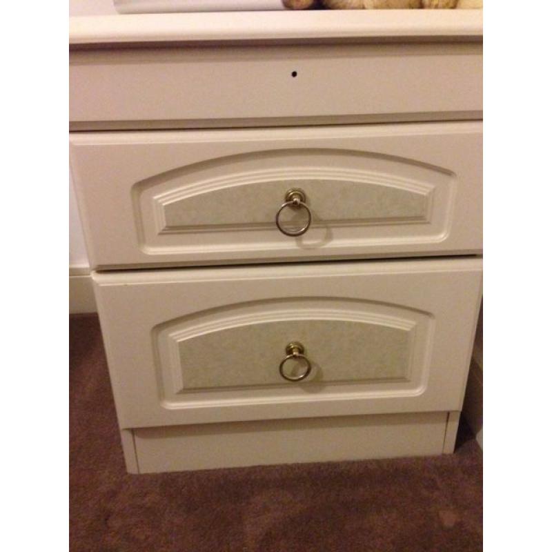 WHITE WOODEN SIDE CABINET IN EXCELLENT NEW CONDITION