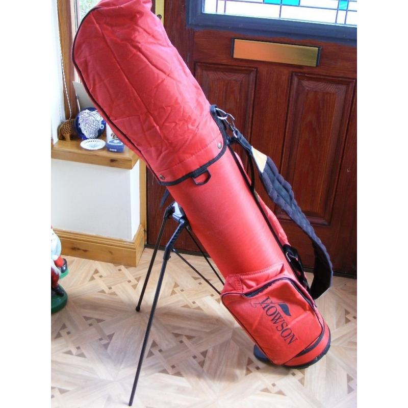 FULL SET OF LEFT HAND TITLEIST GOLF CLUBS IN A RED HOWSON BAG