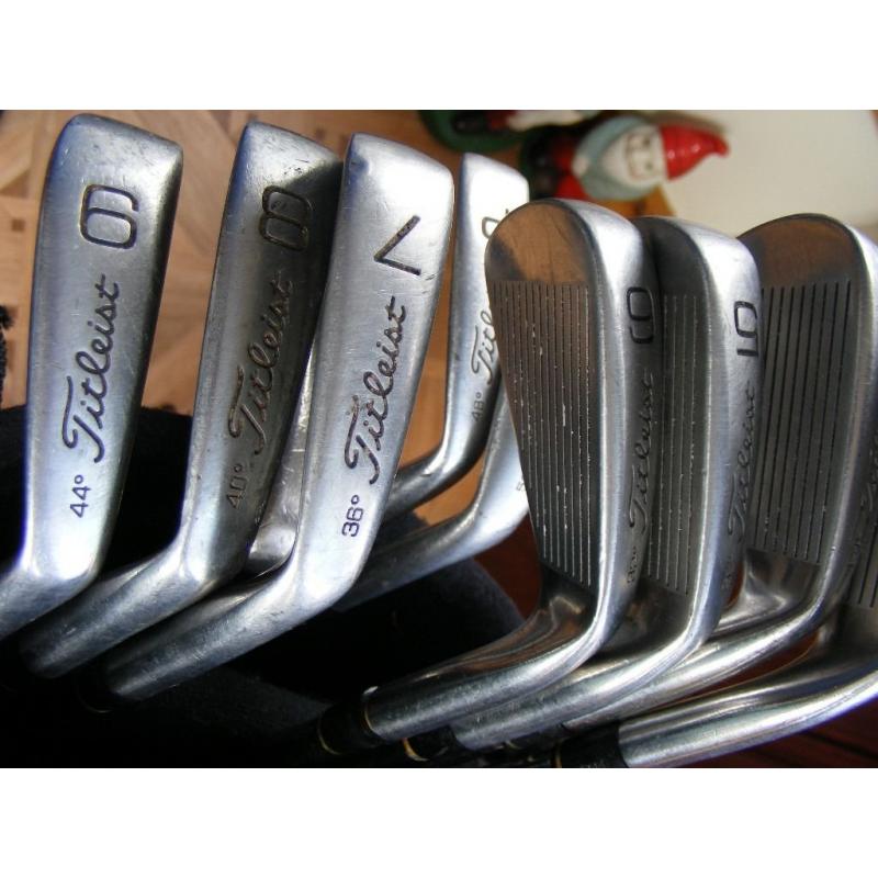 FULL SET OF LEFT HAND TITLEIST GOLF CLUBS IN A RED HOWSON BAG