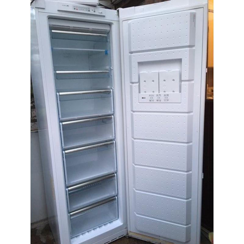 Bosh upright freezer, very good condition, 59 cm wide, 185 cm tall, 57 cm deep, 244 litre capacity