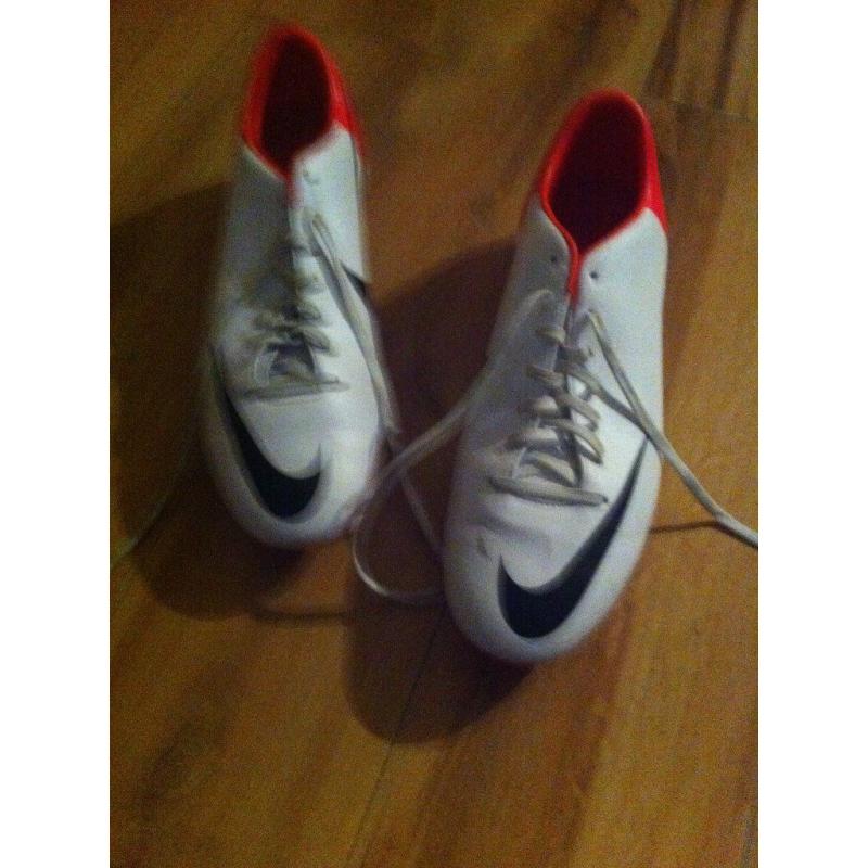 NIKE RONALDO BOOTS. SIZE 10. PINK AND WHITE. WORN TWICE