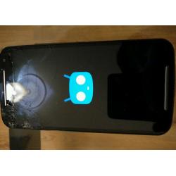 Unlocked 4G Moto G Phone running Android 6.0.1 Marshmallow - cracked screen