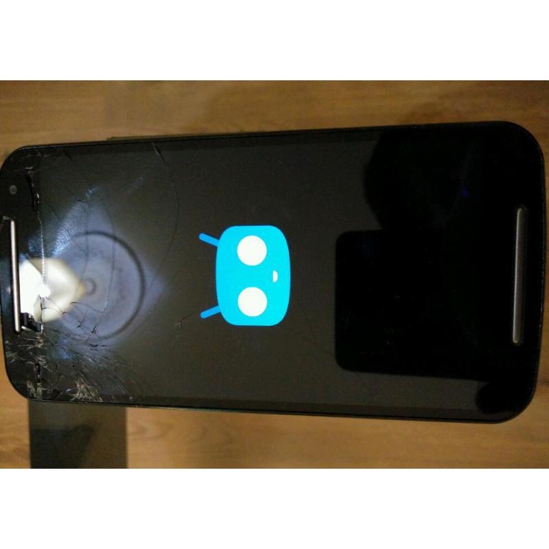 Unlocked 4G Moto G Phone running Android 6.0.1 Marshmallow - cracked screen