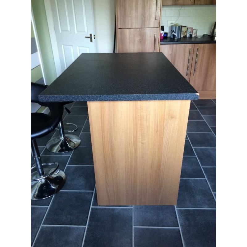 Kitchen island/ breakfast bar and 2 barstools