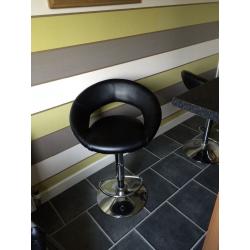 Kitchen island/ breakfast bar and 2 barstools