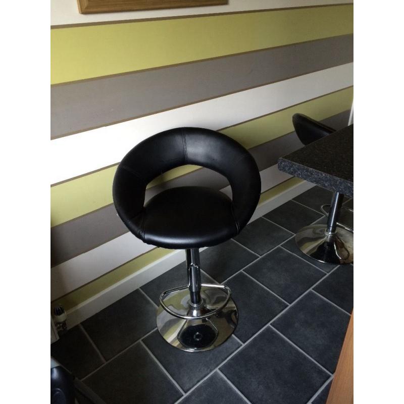 Kitchen island/ breakfast bar and 2 barstools