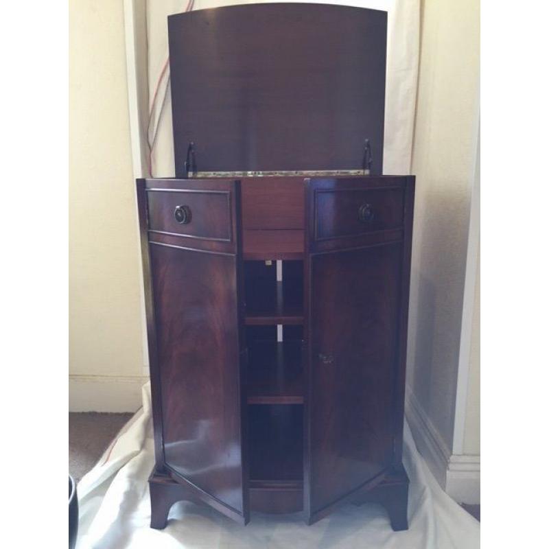 Exceptional Quality Mahogany Cabinet made by Bevan Funnell