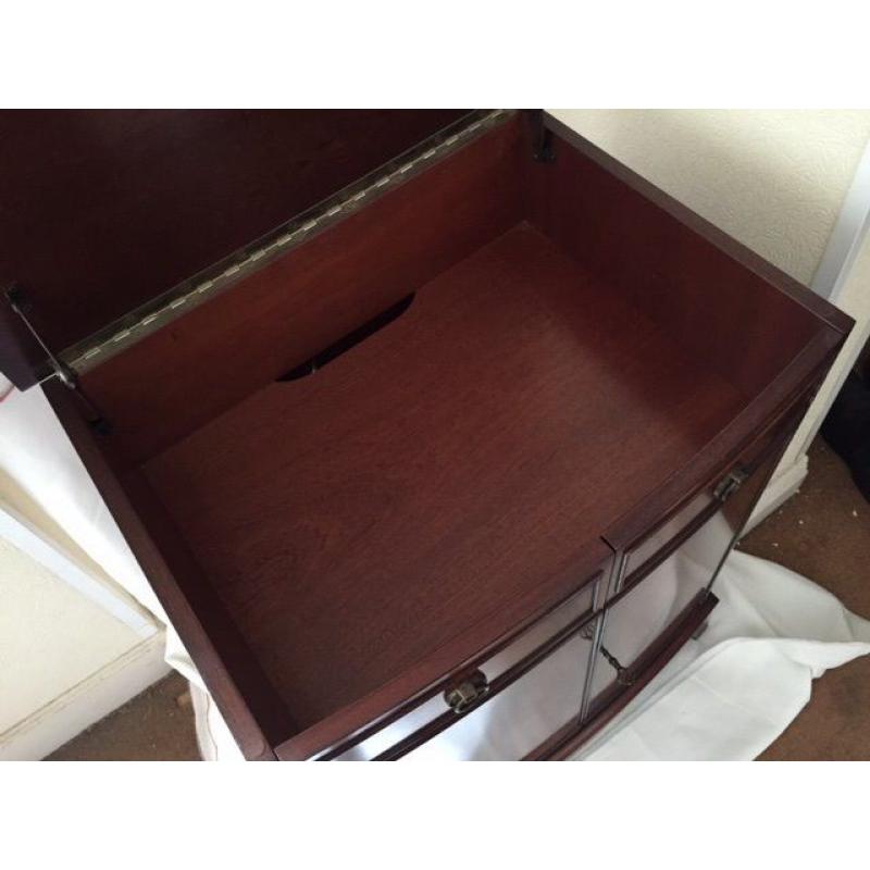 Exceptional Quality Mahogany Cabinet made by Bevan Funnell