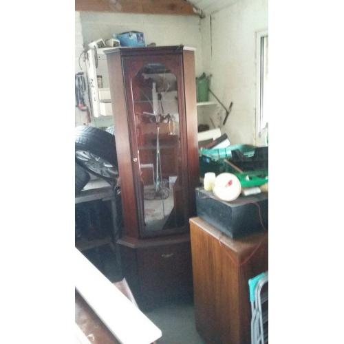 Corner dresser