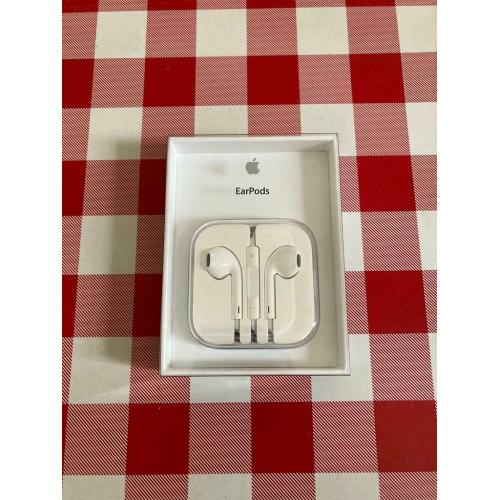 Apple EarPods 3.5mm headphone Jack (brand new)