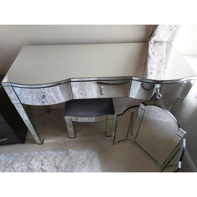 Canzano Mirrored 3 Drawer Dressing Table Set (RRP: ?400)