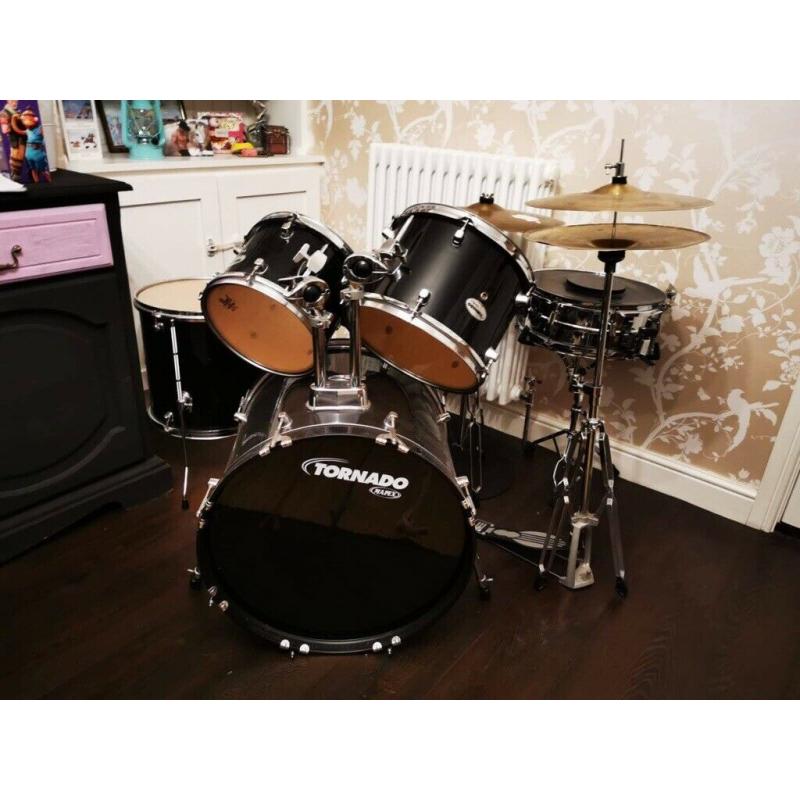 Drum kit inc. snare drum and stool